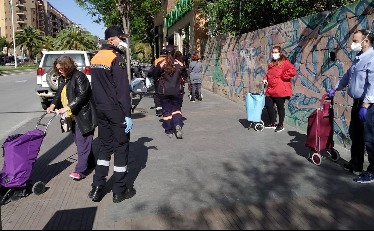 Reparto de mascarillas entre la ciudadanía en la capital jienense. 
