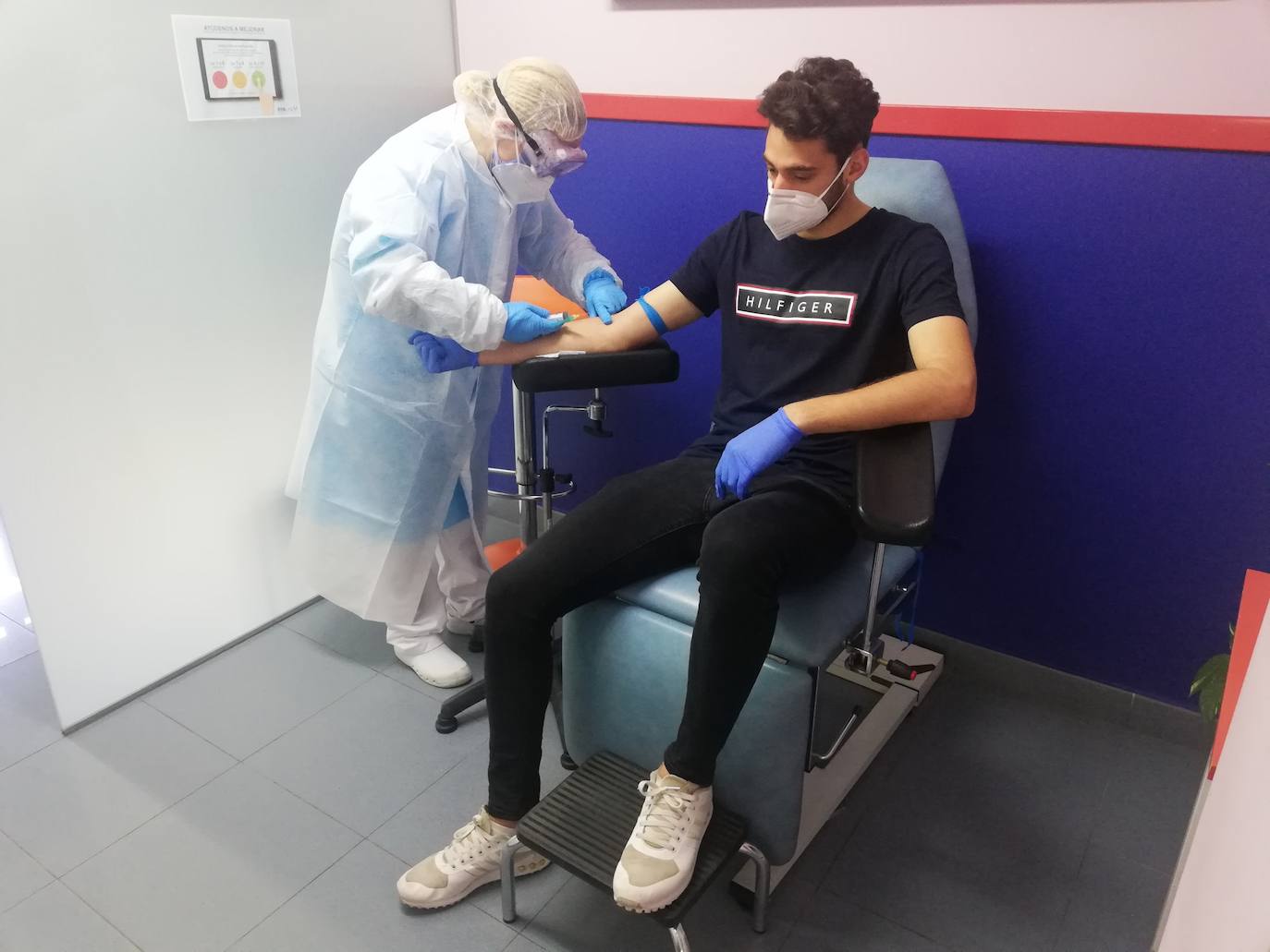 Extracción de sangre a Iván Martos, en una de las pruebas que le realizaron para determinar su negativo al COVID-19. 