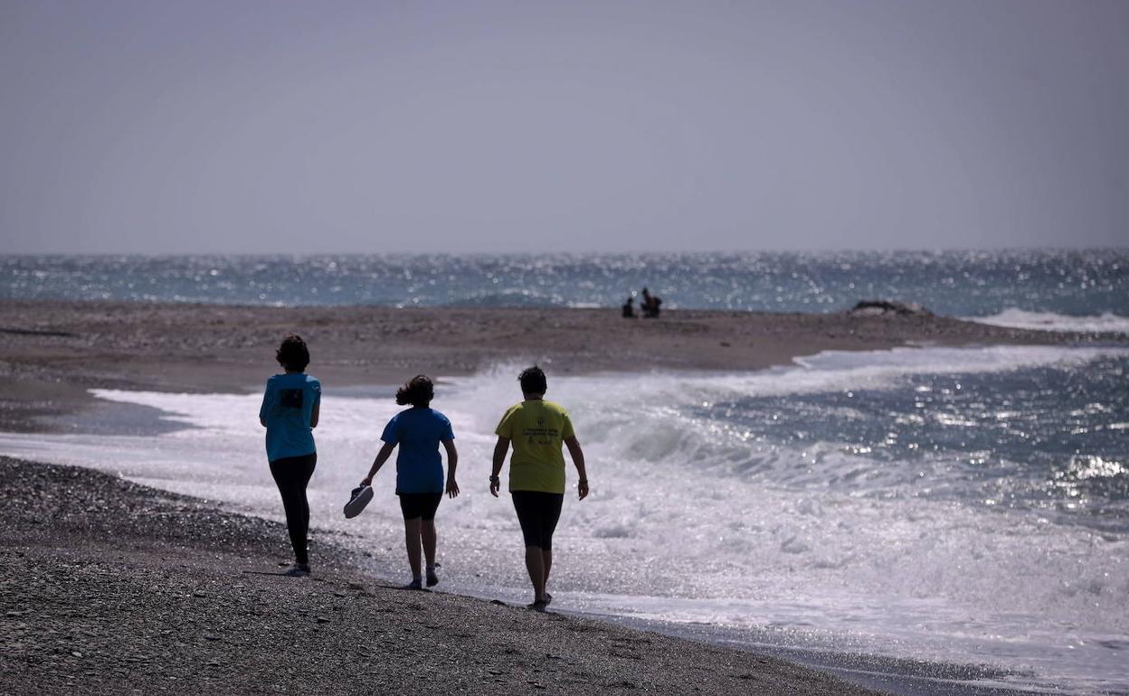 Las playas de Almuñécar reabrieron para paseos cuando se permitió salir a los niños.