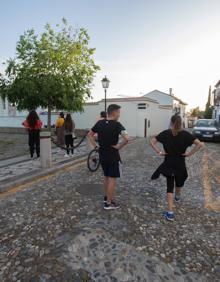 Imagen secundaria 2 - El mirador de San Nicolás, vacío por la presencia policial pasadas las ocho.