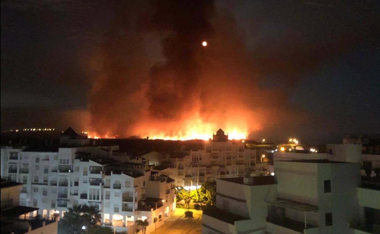 El fuego podía verse anoche desde distintos puntos de la Costa.