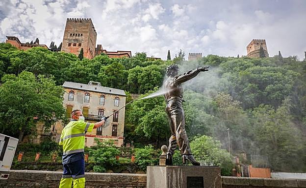 Desinfectando la estatua de Mario Maya en el Paseo de los Tristes