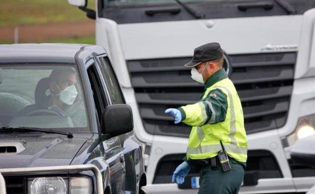 ¿Te pueden multar por llevar la mascarilla mal puesta en el coche? ¿Cuándo es obligatoria?