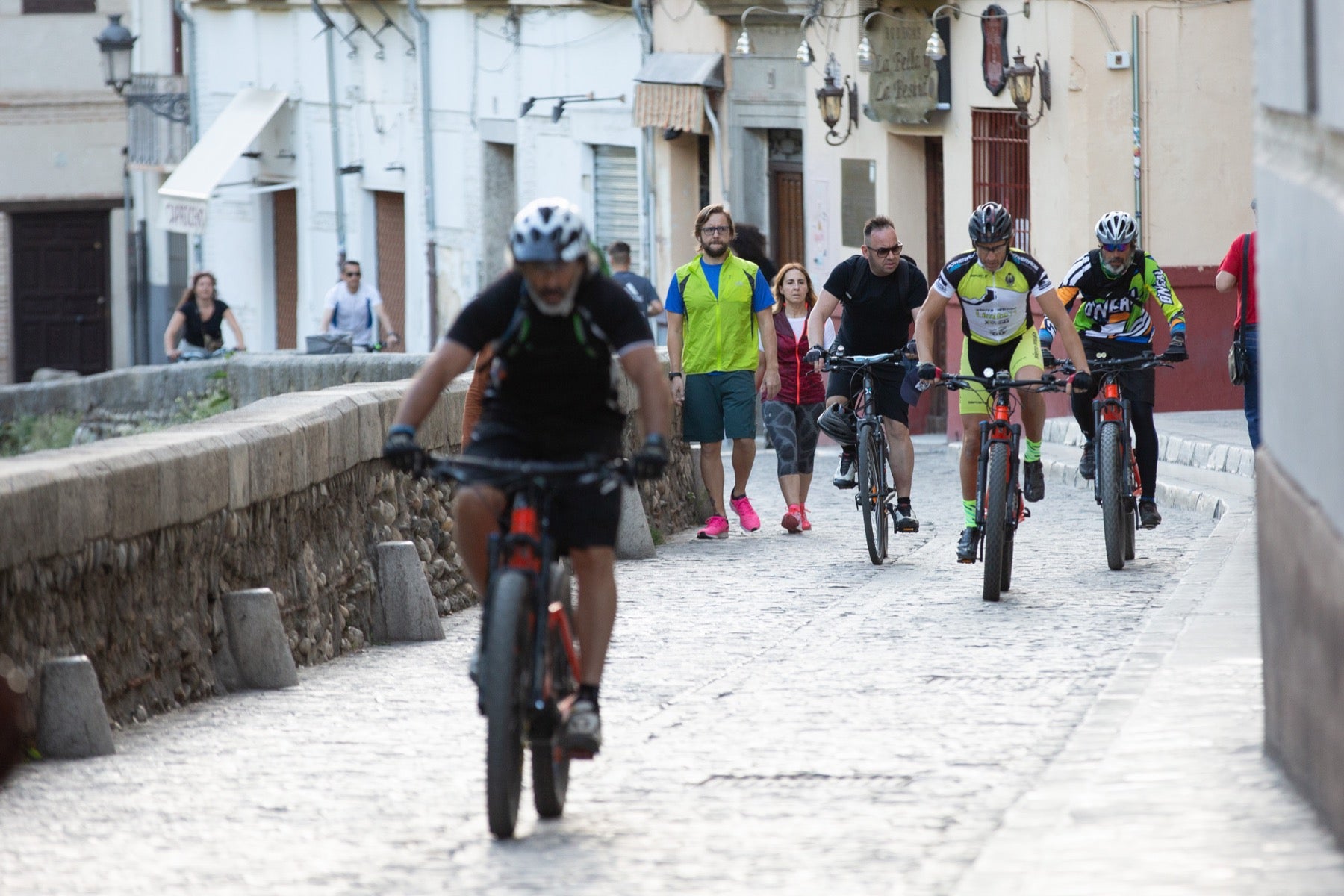 Una importante cantidad de granadinos toma los parques para caminar y hacer deporte