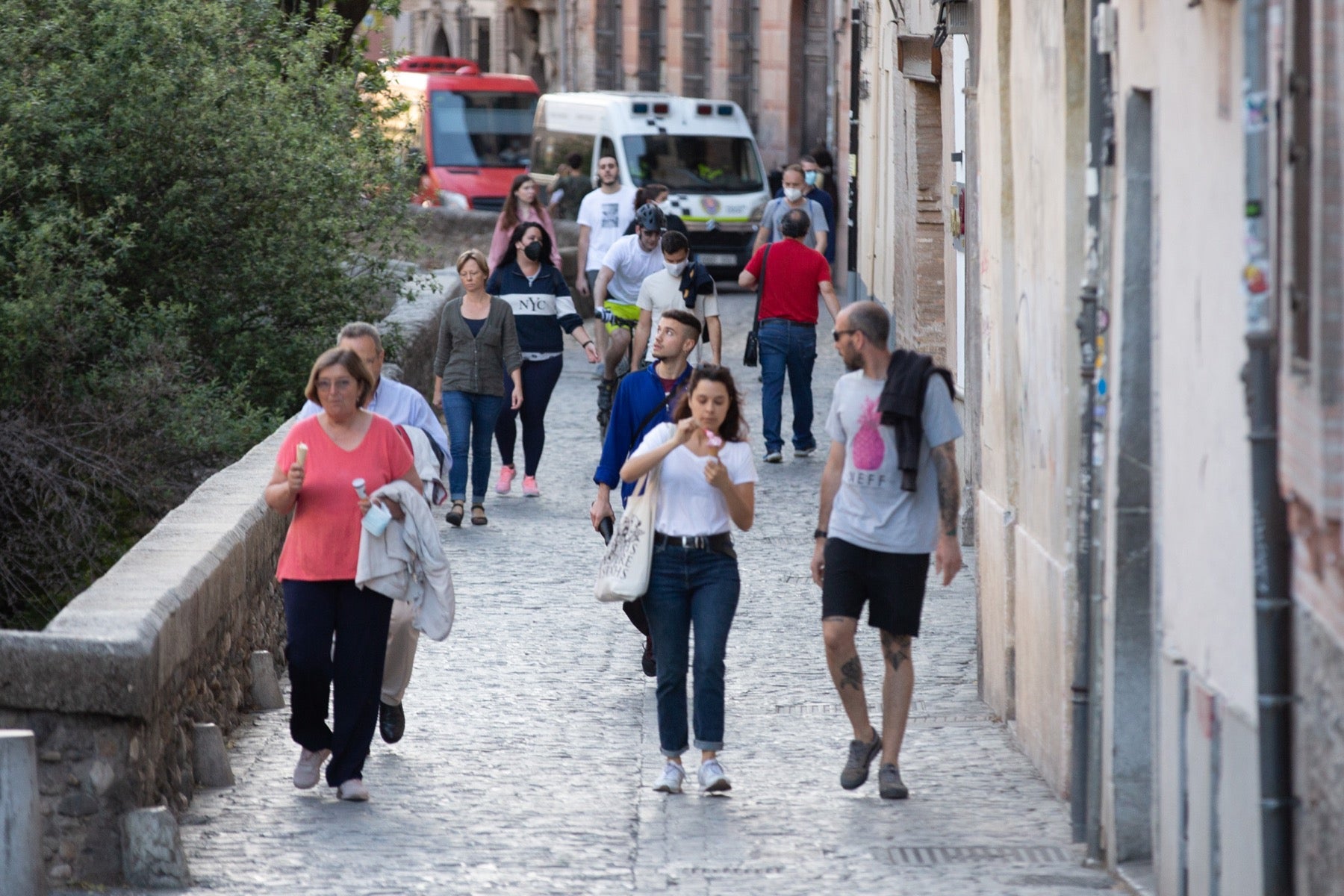 Una importante cantidad de granadinos toma los parques para caminar y hacer deporte