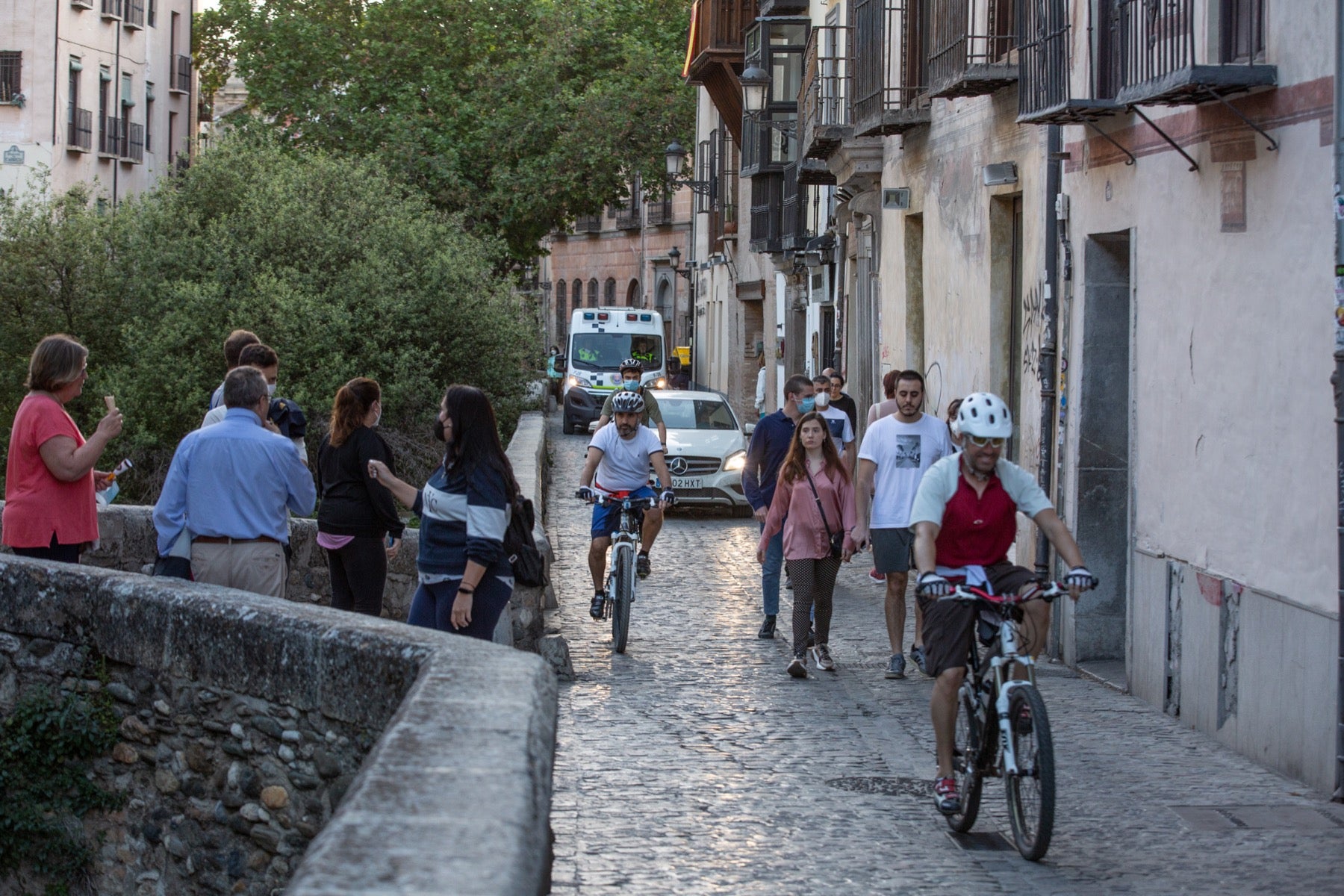 Una importante cantidad de granadinos toma los parques para caminar y hacer deporte