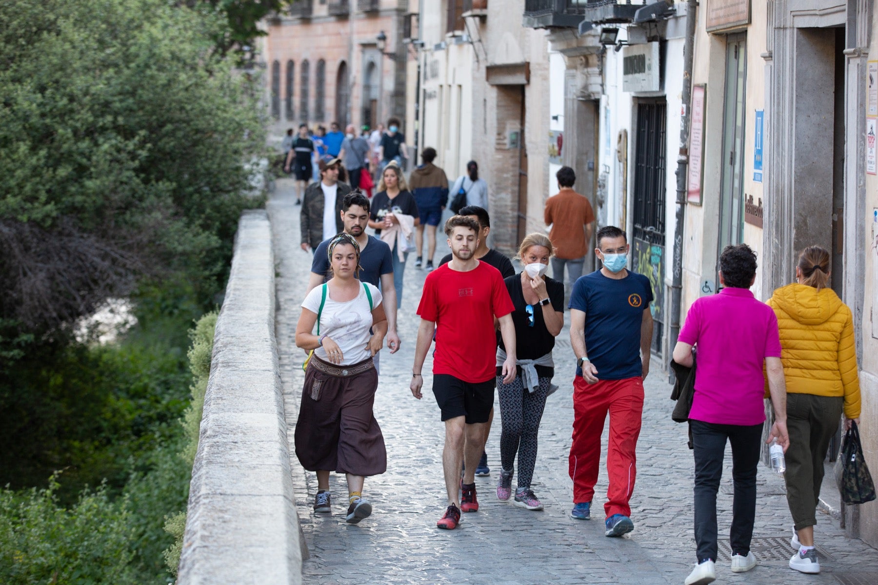 Una importante cantidad de granadinos toma los parques para caminar y hacer deporte