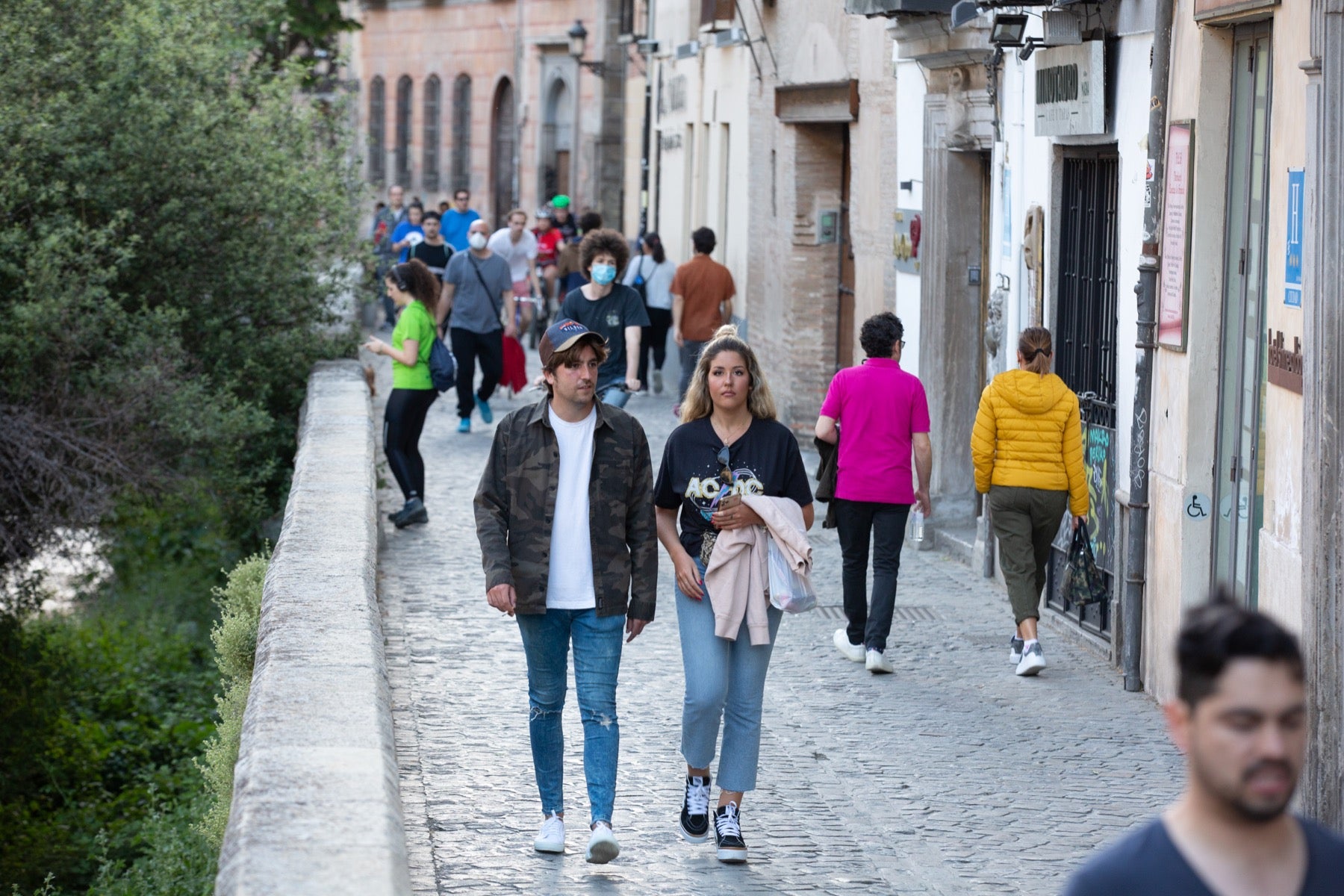 Una importante cantidad de granadinos toma los parques para caminar y hacer deporte