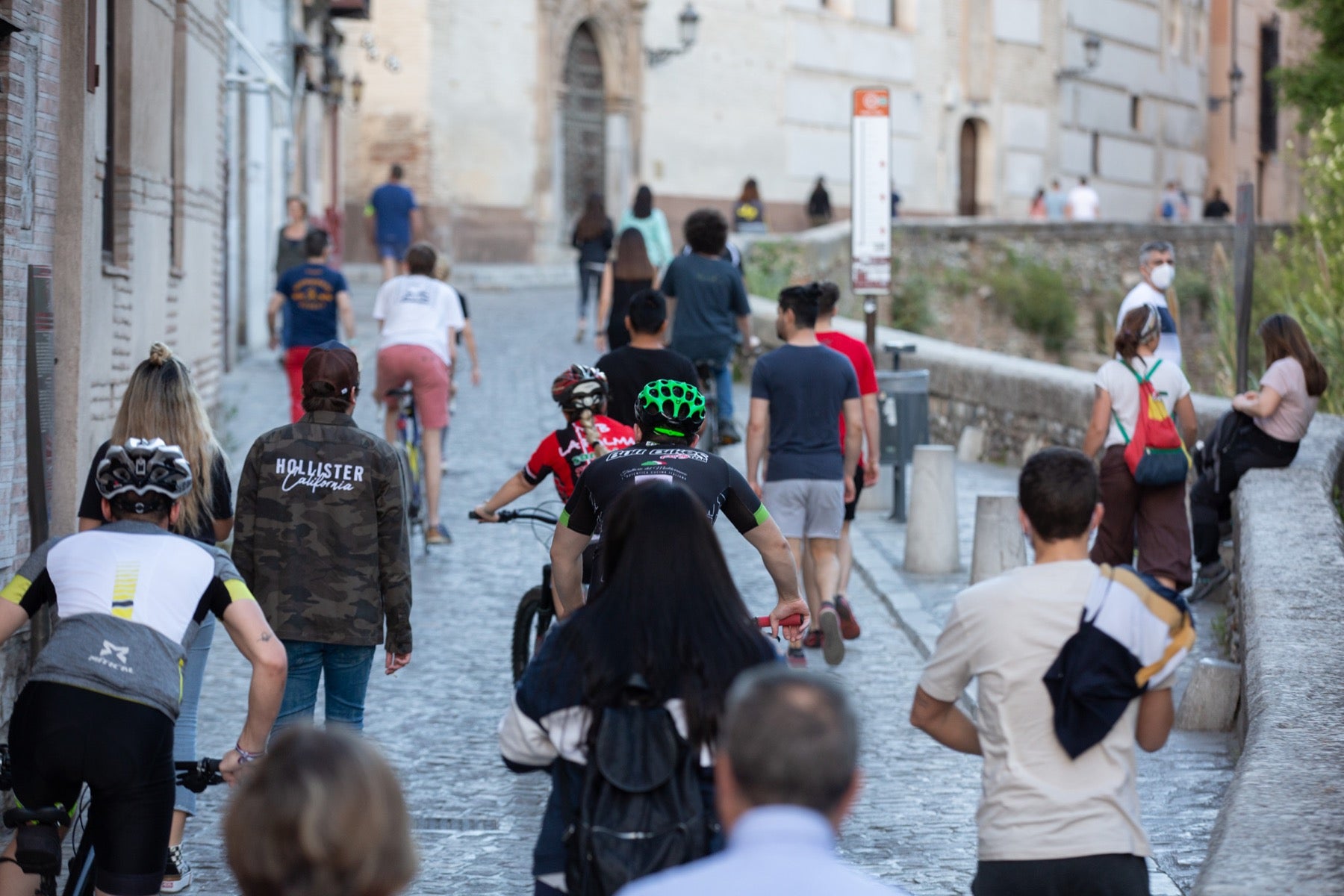 Una importante cantidad de granadinos toma los parques para caminar y hacer deporte