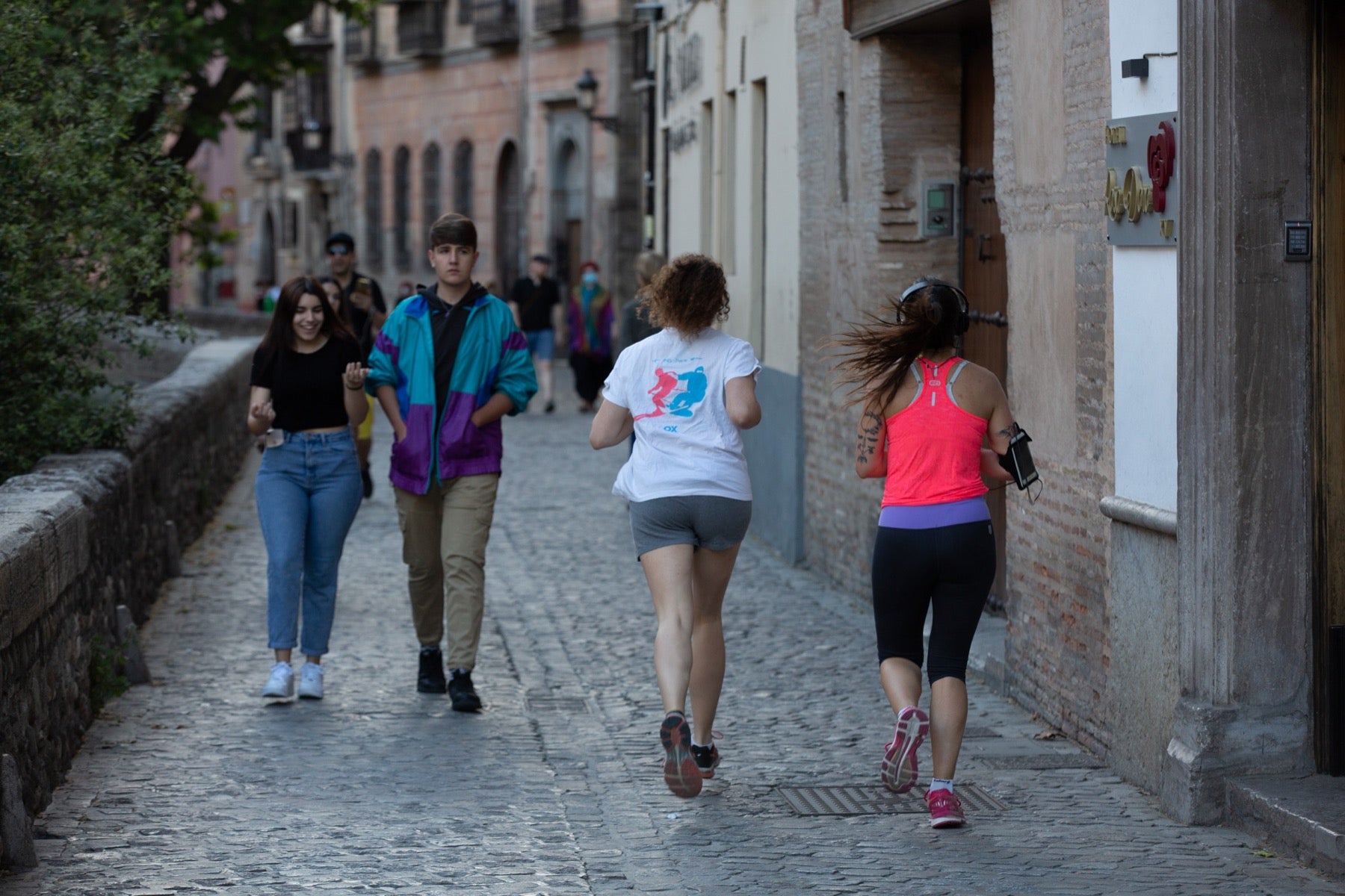 Una importante cantidad de granadinos toma los parques para caminar y hacer deporte