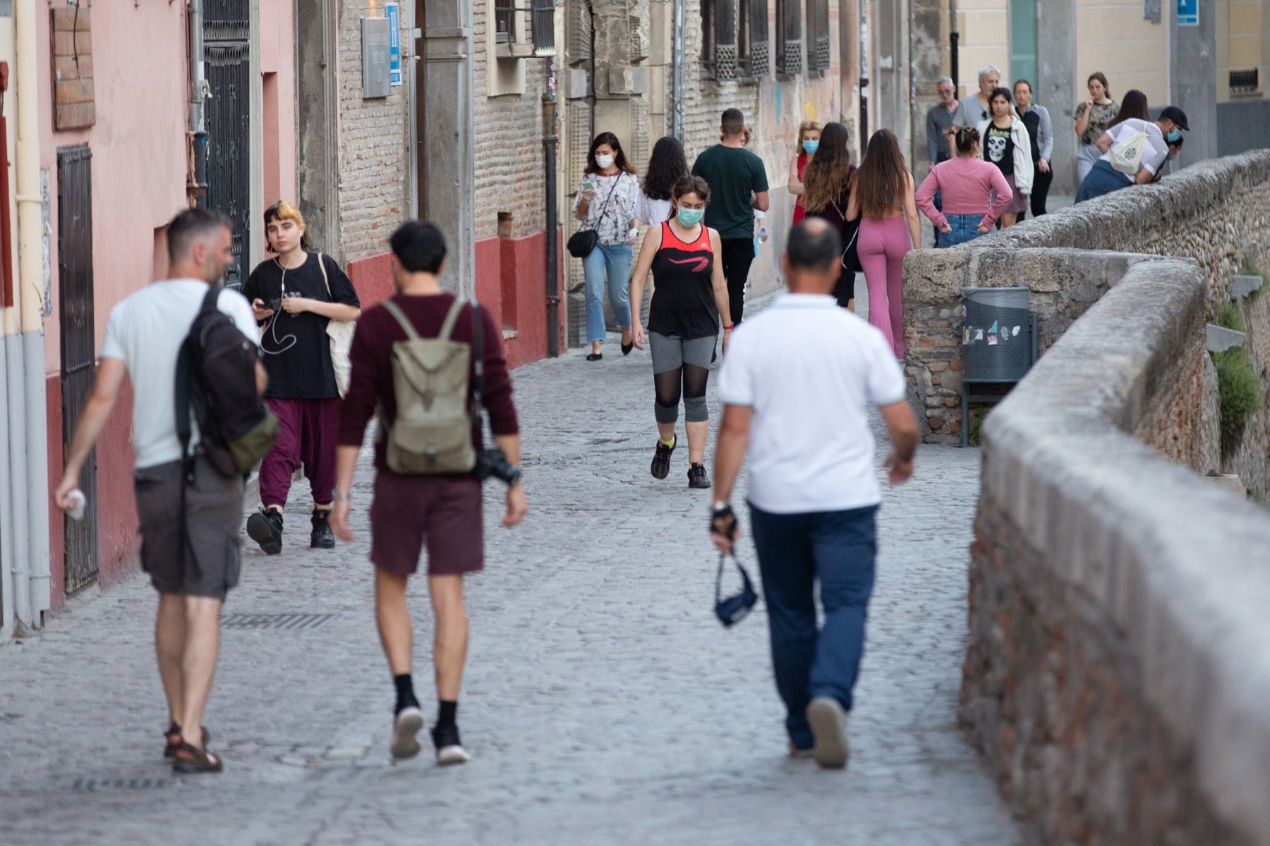 Una importante cantidad de granadinos toma los parques para caminar y hacer deporte