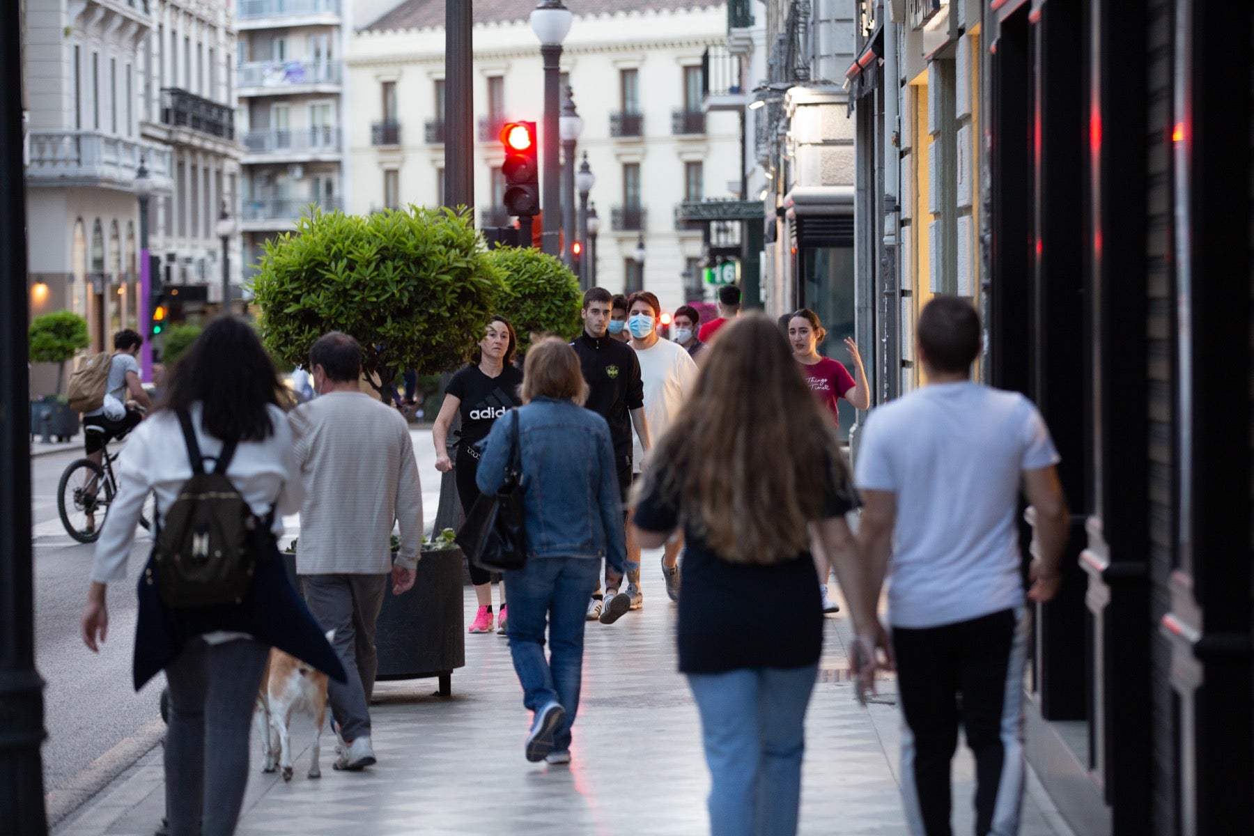 Una importante cantidad de granadinos toma los parques para caminar y hacer deporte