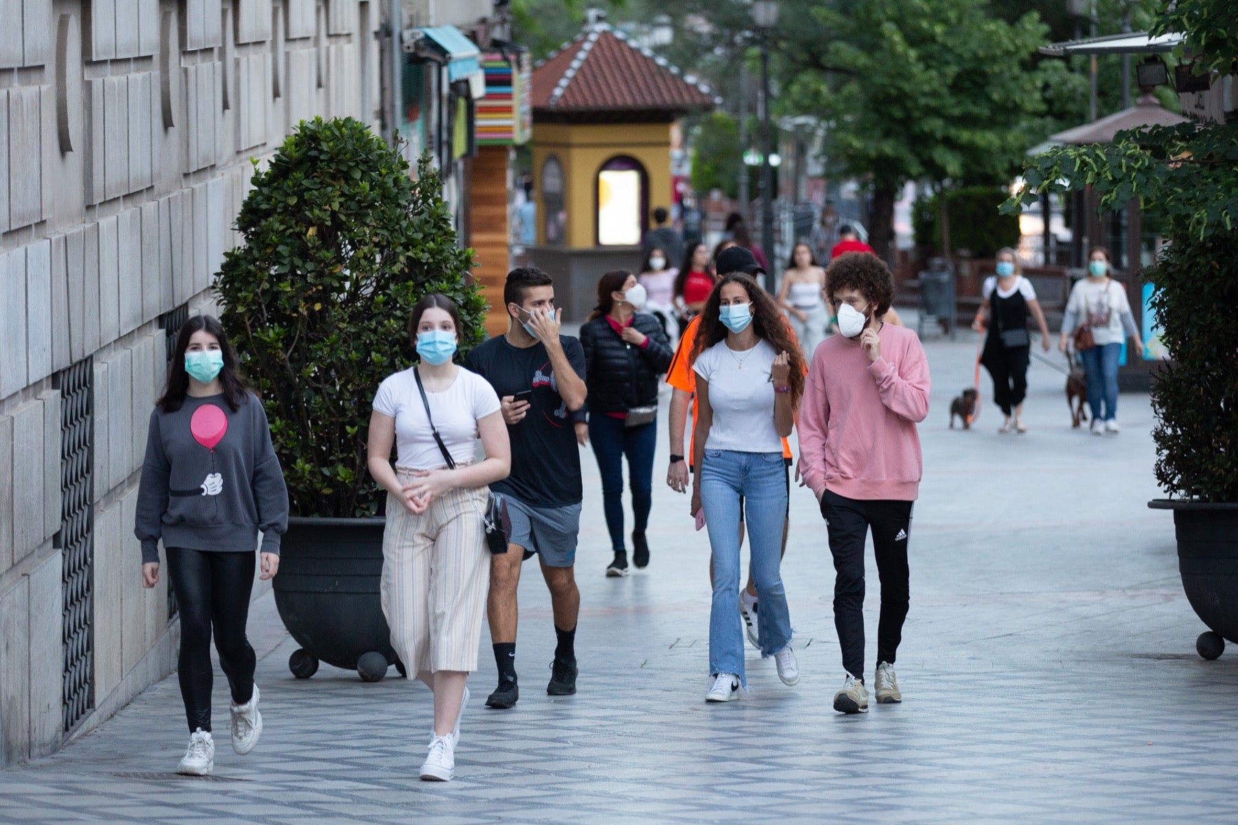 Una importante cantidad de granadinos toma los parques para caminar y hacer deporte