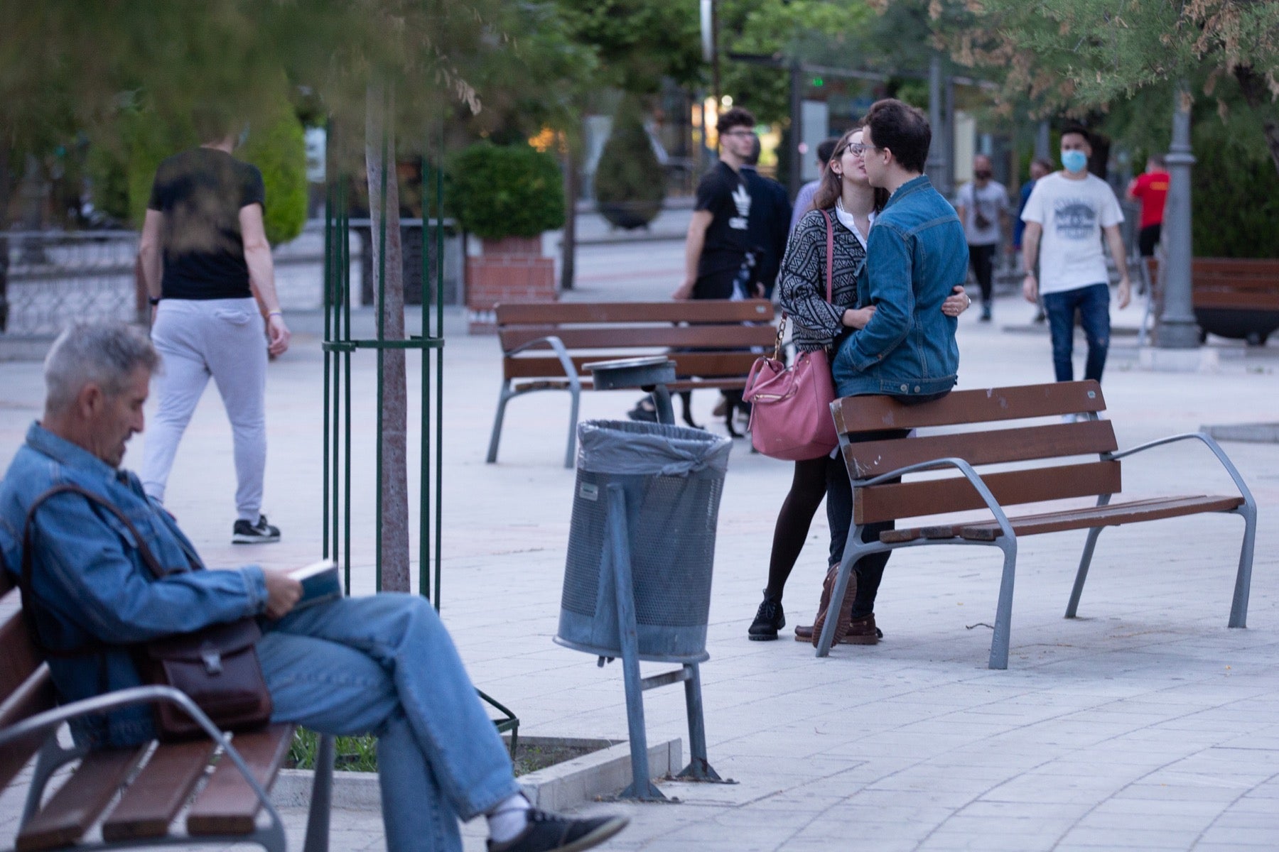 Una importante cantidad de granadinos toma los parques para caminar y hacer deporte