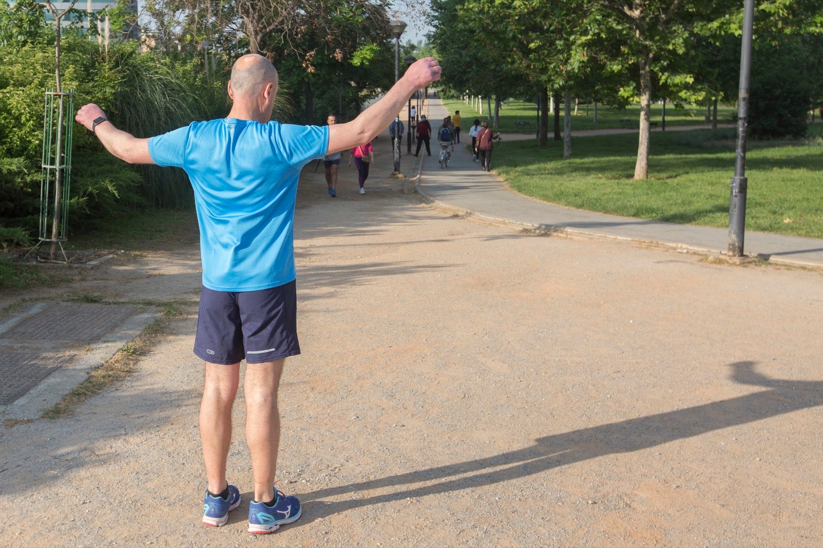 Una importante cantidad de granadinos toma los parques para caminar y hacer deporte