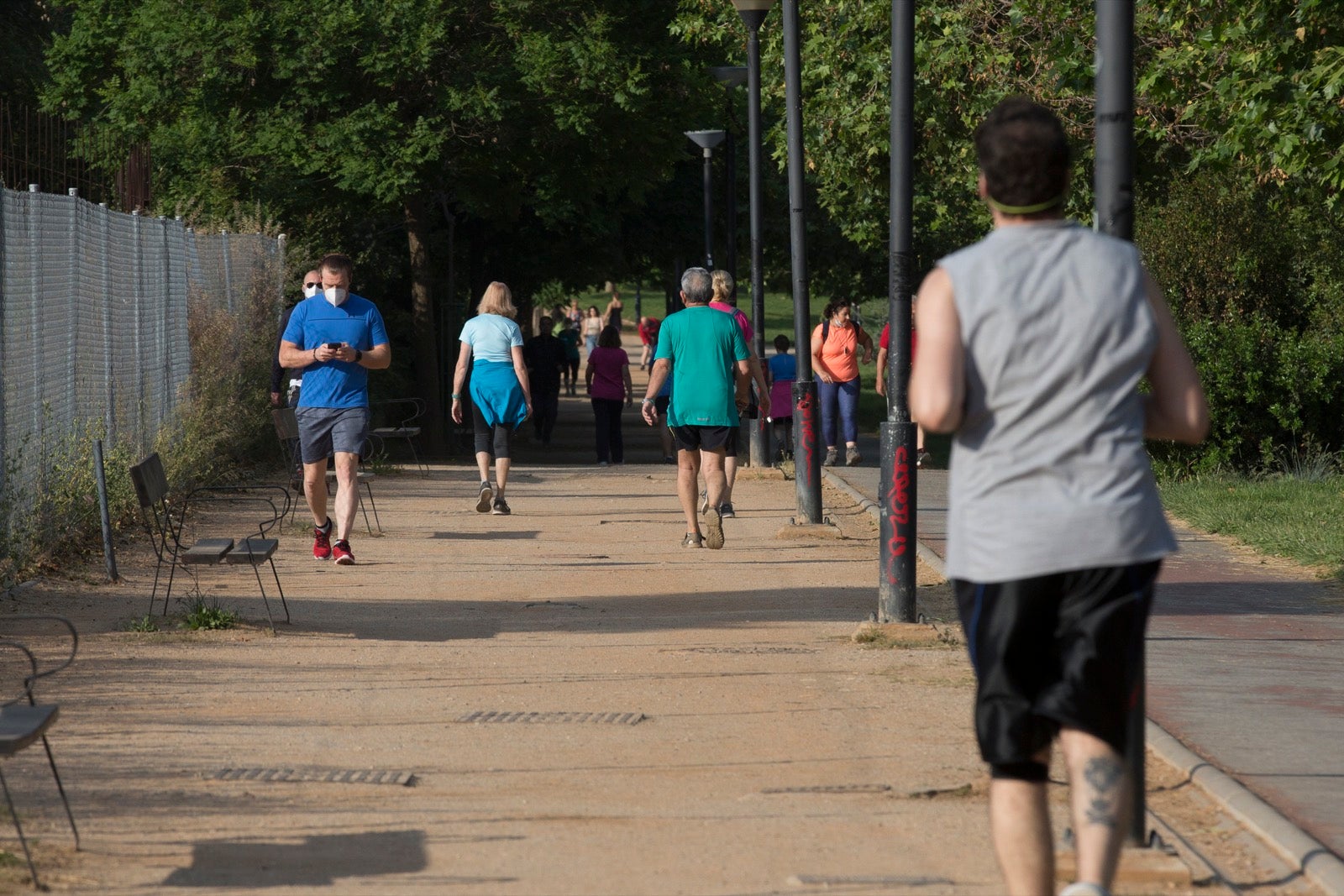 Una importante cantidad de granadinos toma los parques para caminar y hacer deporte