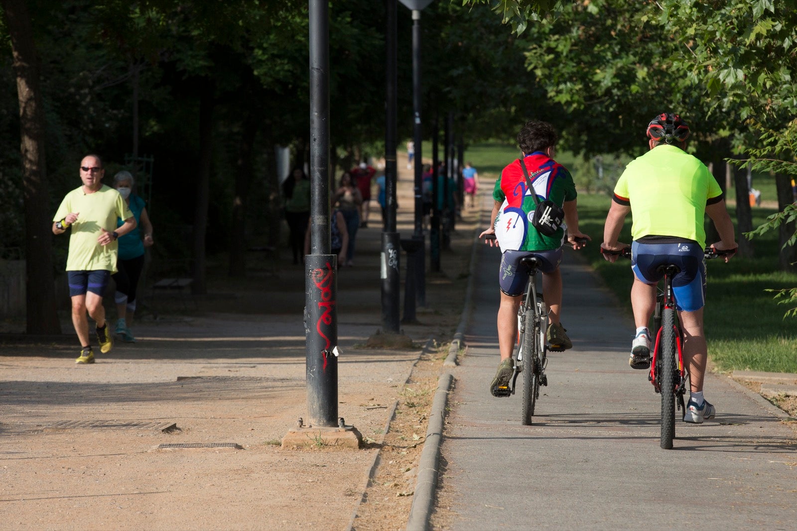 Una importante cantidad de granadinos toma los parques para caminar y hacer deporte