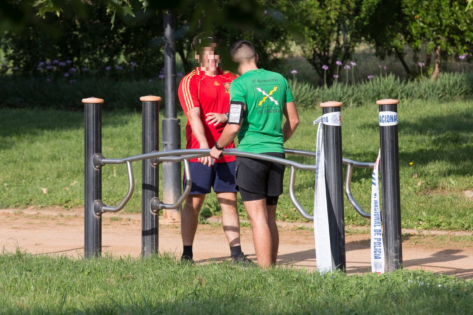 Una importante cantidad de granadinos toma los parques para caminar y hacer deporte