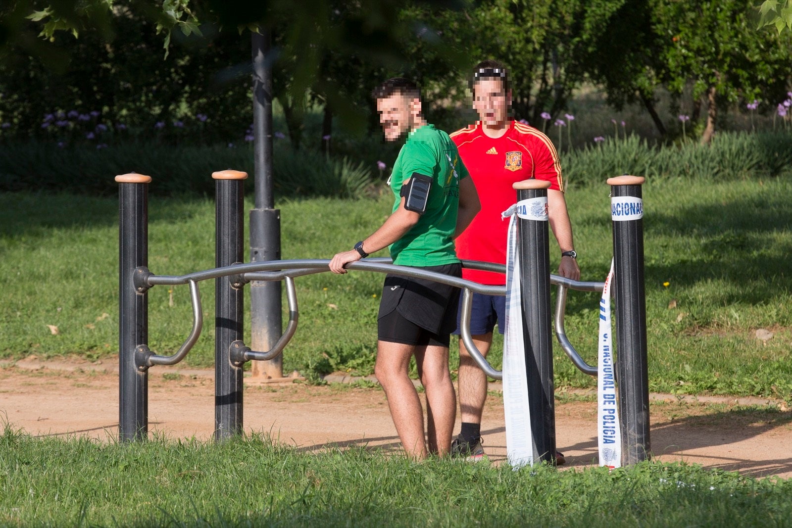 Una importante cantidad de granadinos toma los parques para caminar y hacer deporte