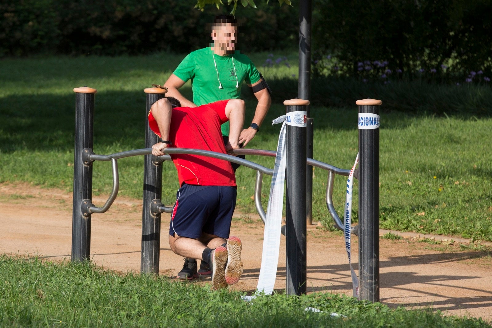 Una importante cantidad de granadinos toma los parques para caminar y hacer deporte