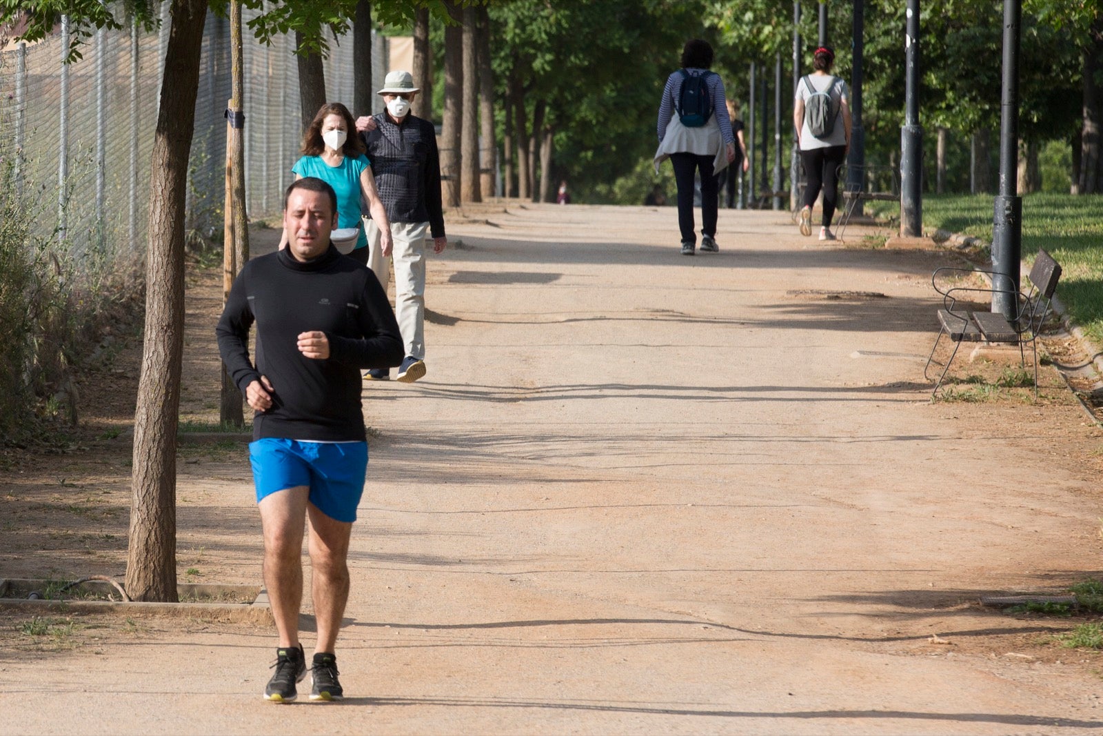 Una importante cantidad de granadinos toma los parques para caminar y hacer deporte