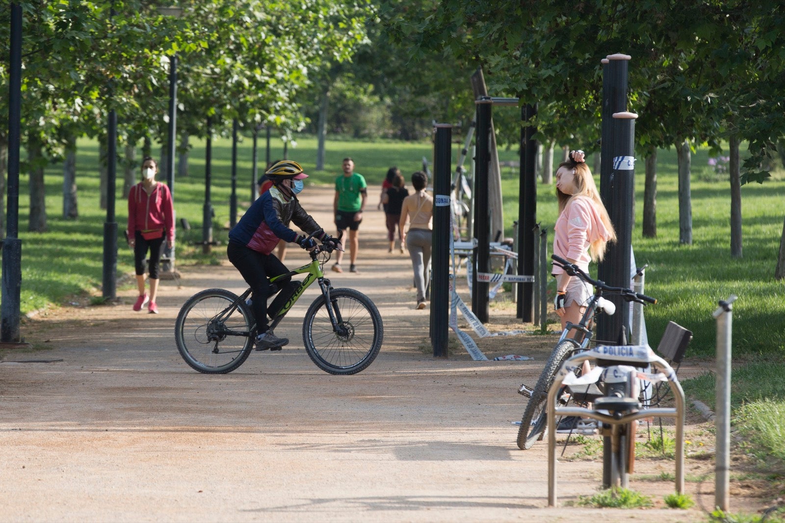 Una importante cantidad de granadinos toma los parques para caminar y hacer deporte