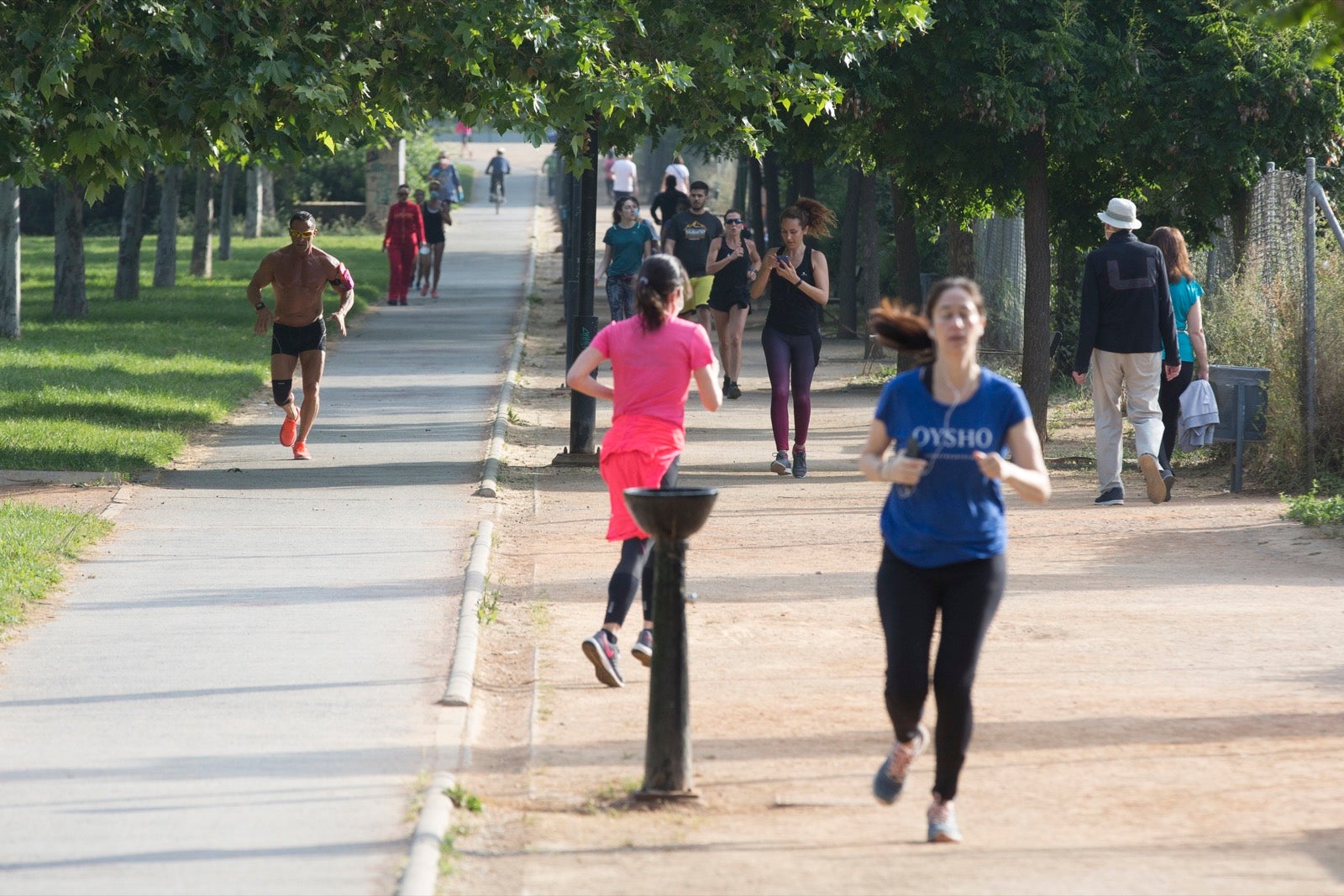 Una importante cantidad de granadinos toma los parques para caminar y hacer deporte