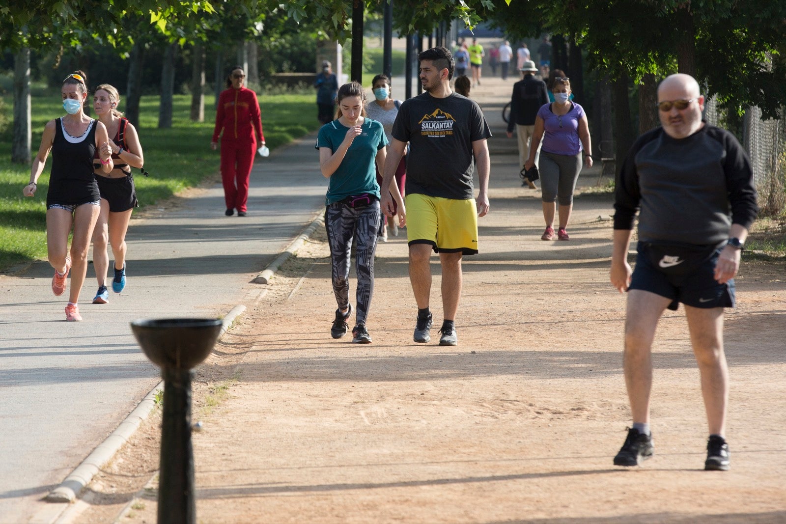 Una importante cantidad de granadinos toma los parques para caminar y hacer deporte