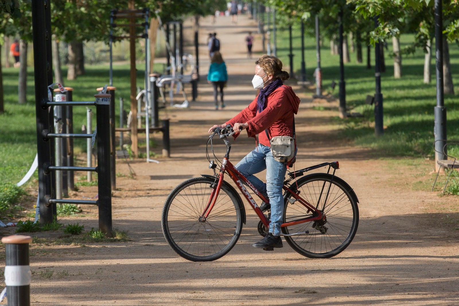 Una importante cantidad de granadinos toma los parques para caminar y hacer deporte