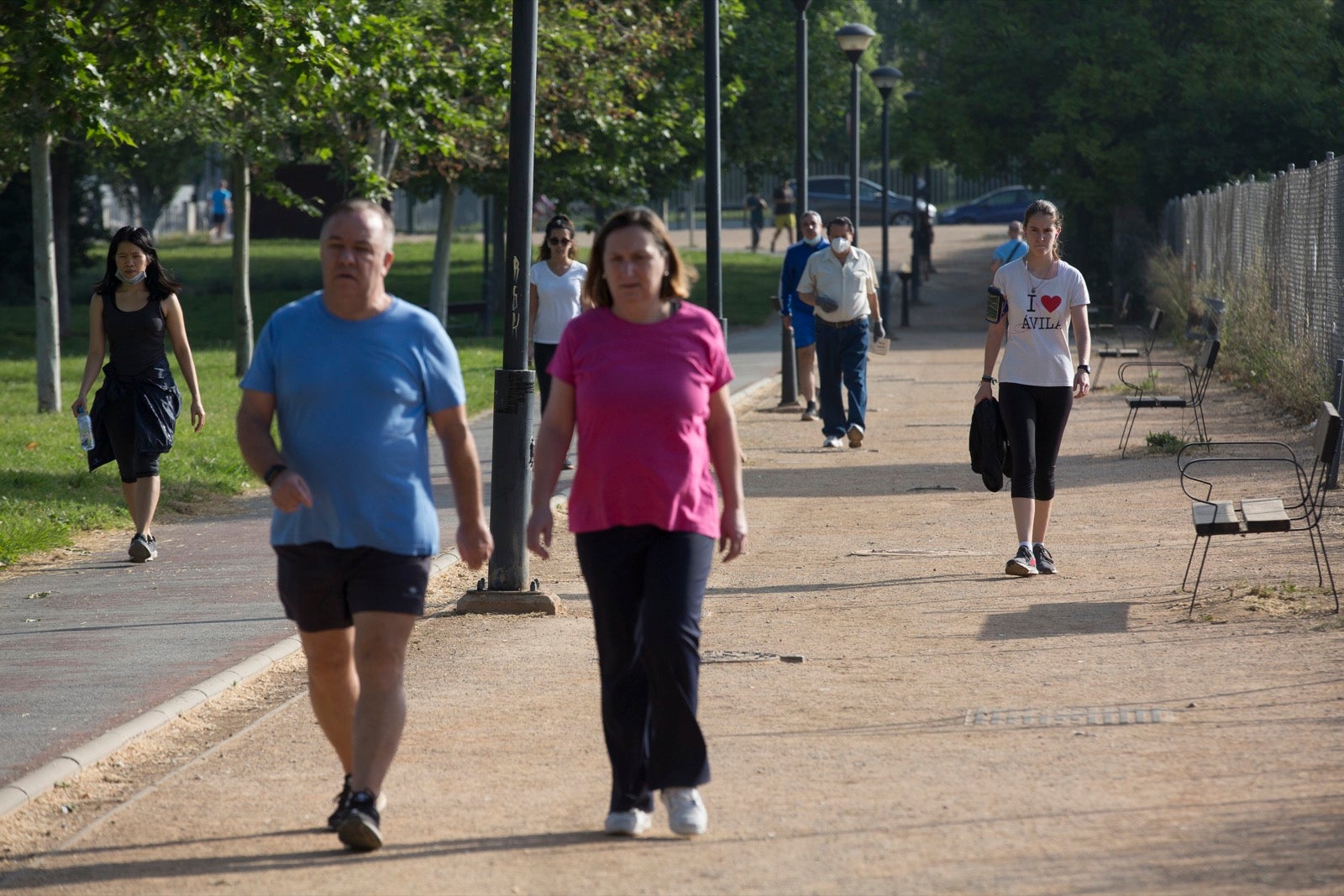 Una importante cantidad de granadinos toma los parques para caminar y hacer deporte