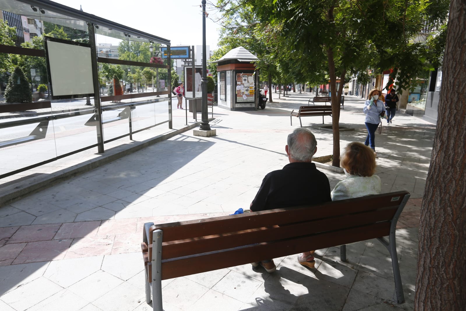 Una importante cantidad de granadinos toma los parques para caminar y hacer deporte