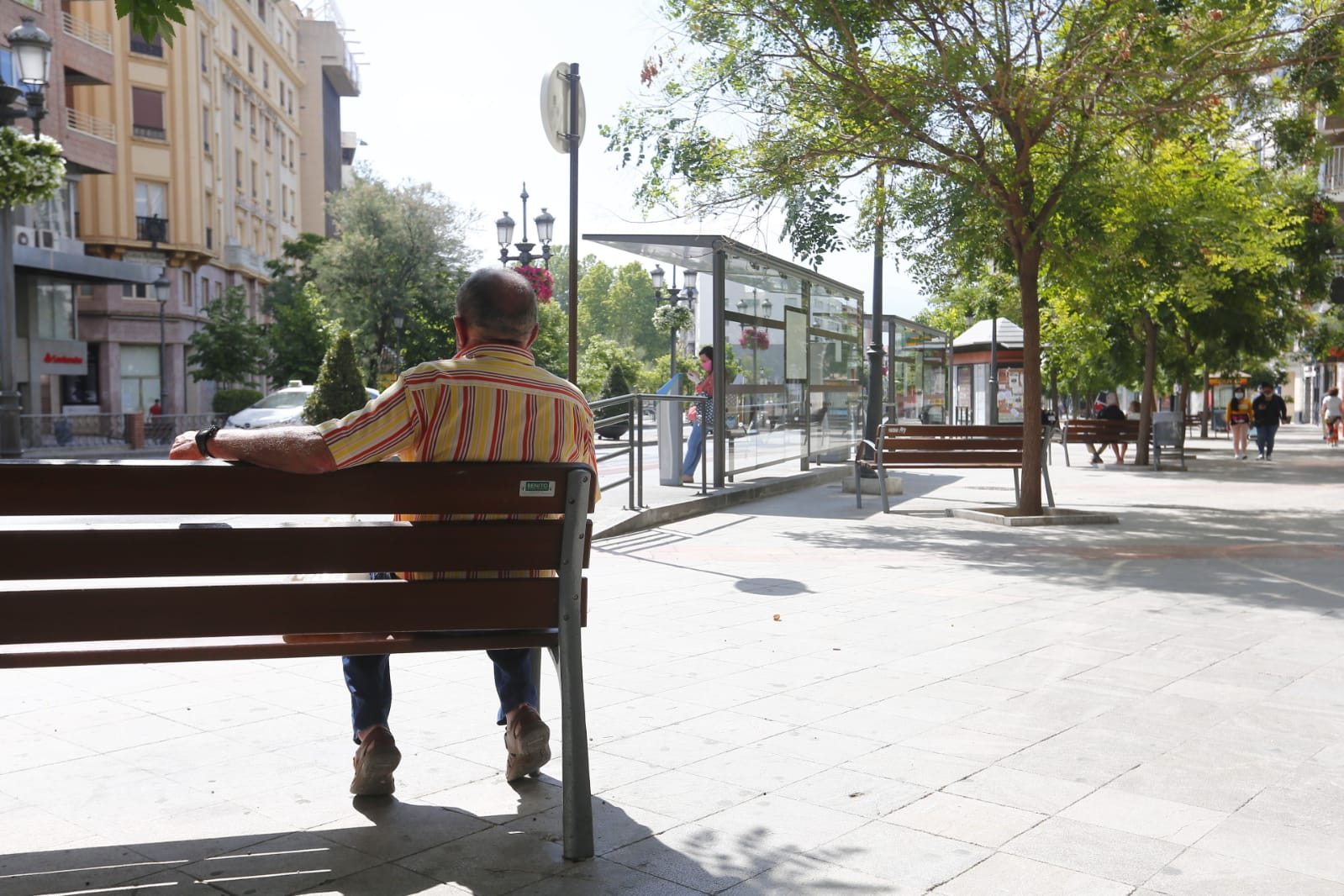 Una importante cantidad de granadinos toma los parques para caminar y hacer deporte