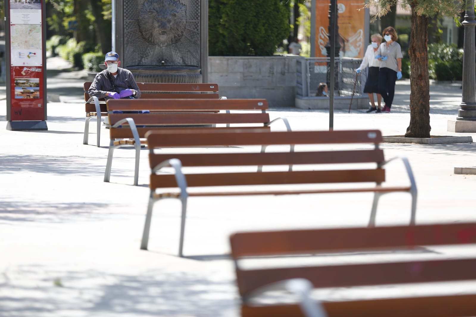 Una importante cantidad de granadinos toma los parques para caminar y hacer deporte