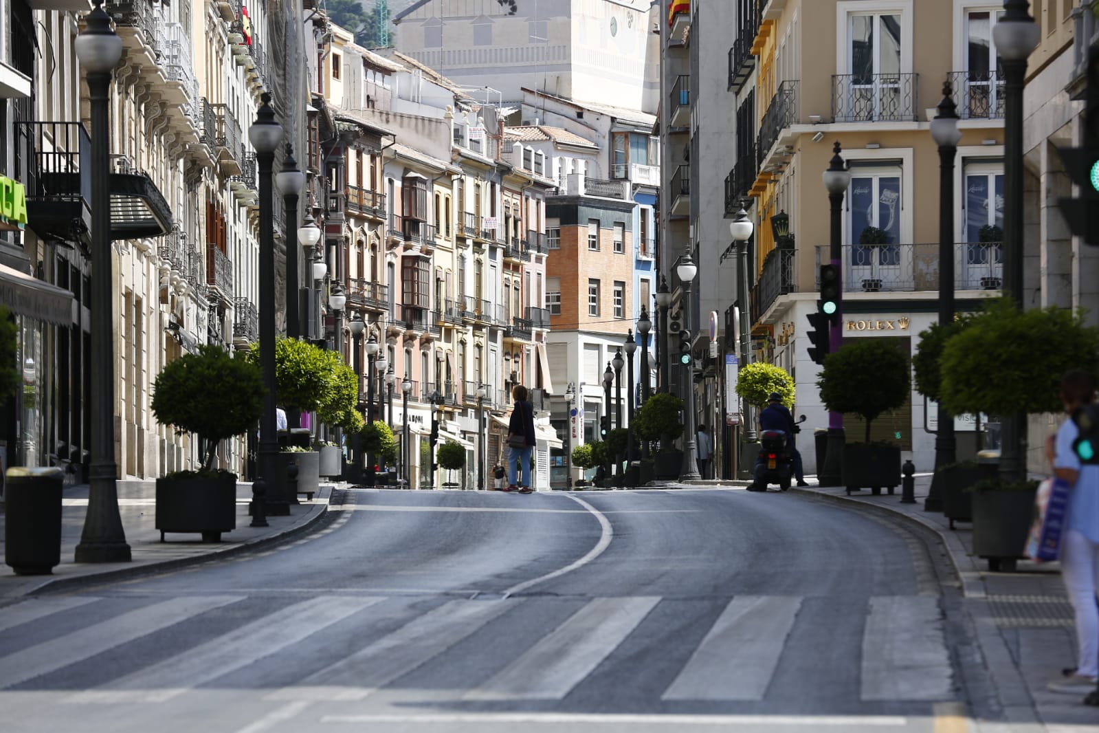 Una importante cantidad de granadinos toma los parques para caminar y hacer deporte