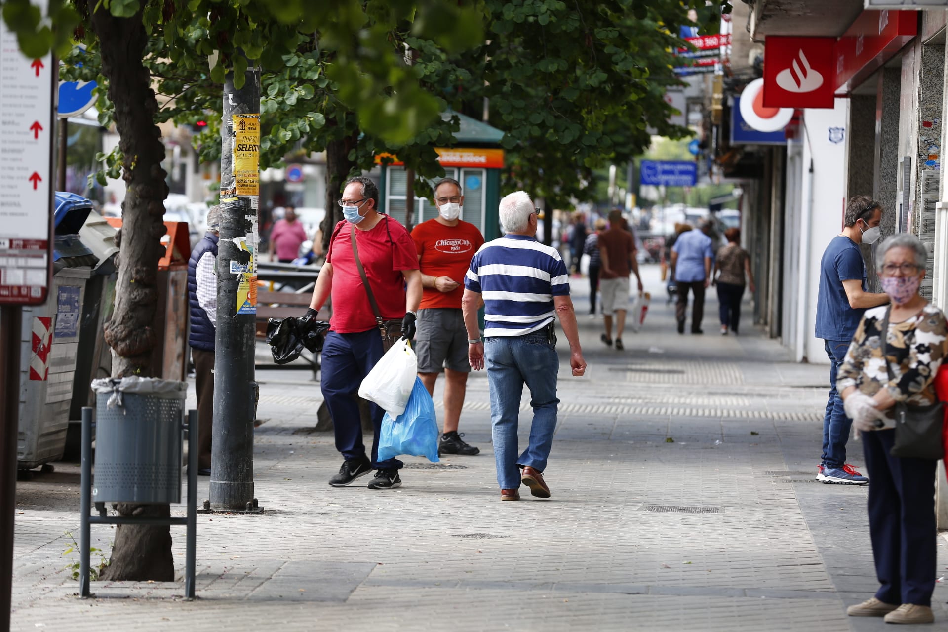 Una importante cantidad de granadinos toma los parques para caminar y hacer deporte