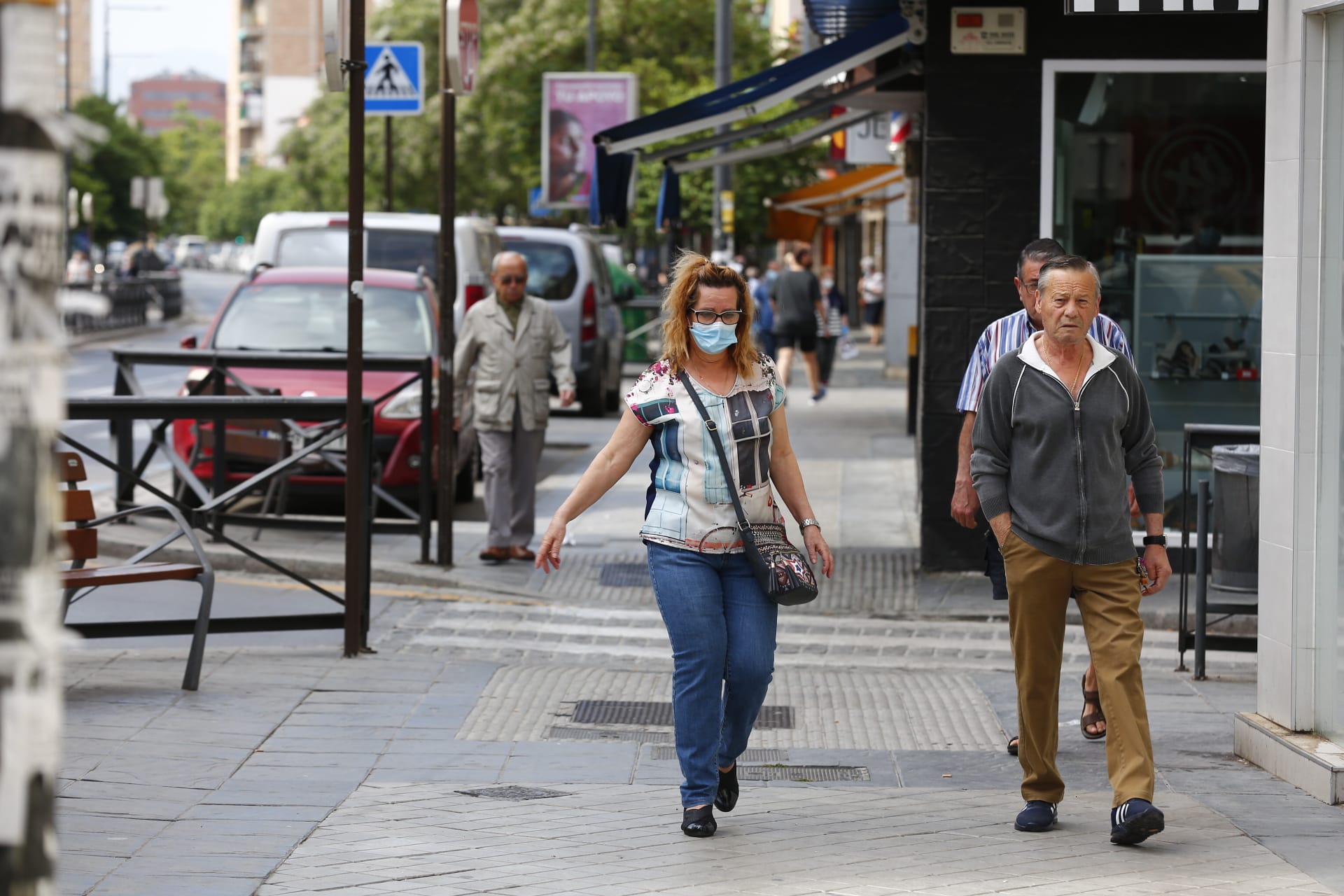 Una importante cantidad de granadinos toma los parques para caminar y hacer deporte