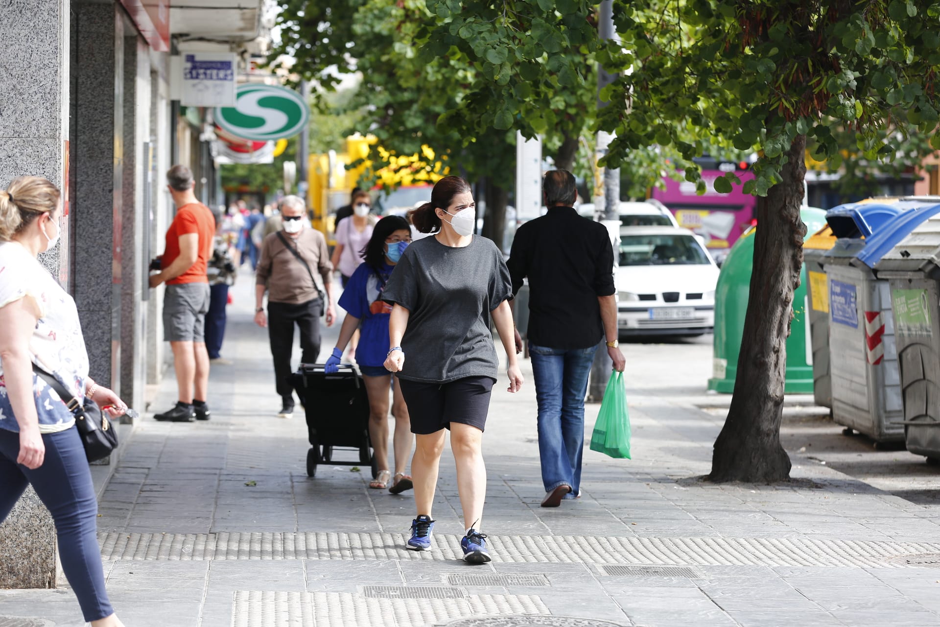 Una importante cantidad de granadinos toma los parques para caminar y hacer deporte