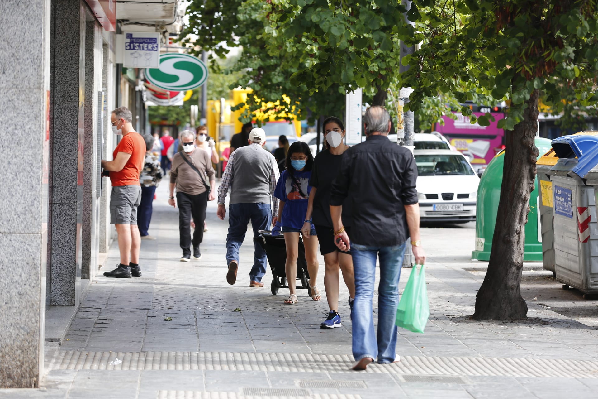 Una importante cantidad de granadinos toma los parques para caminar y hacer deporte