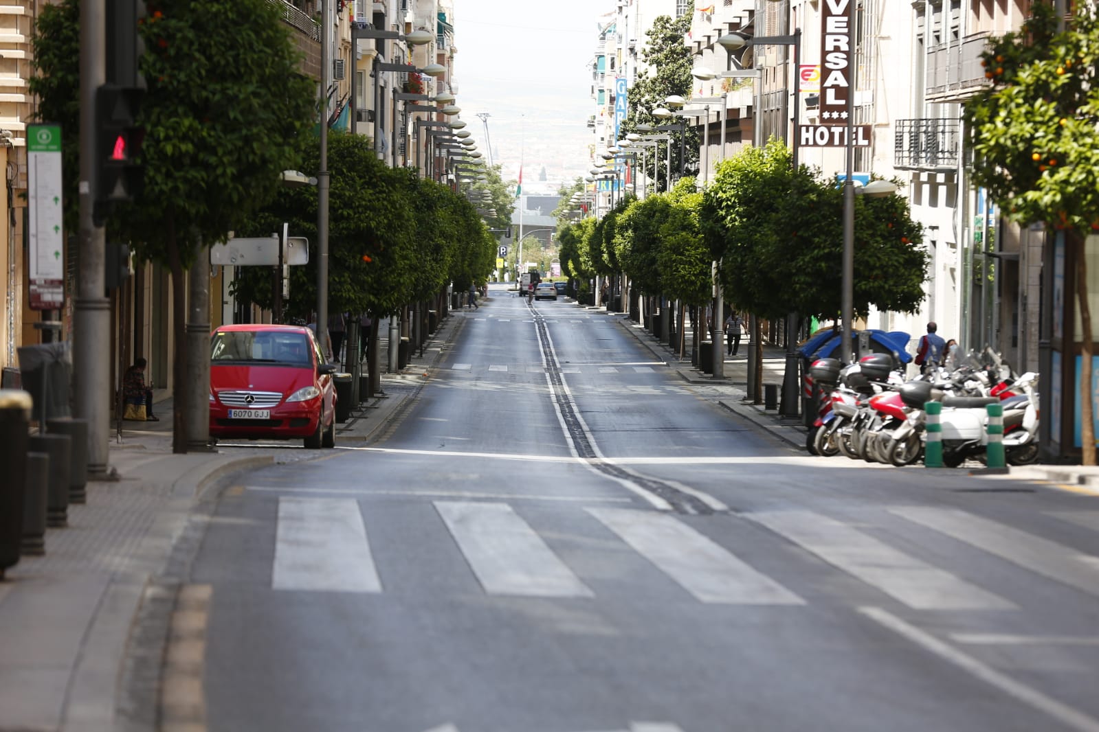 Una importante cantidad de granadinos toma los parques para caminar y hacer deporte