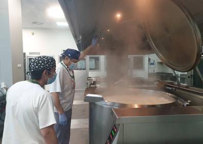 Imagen secundaria 1 - La comida pasa rigurosos controles de calidad en las cocinas del Clínico San Cecilio de Granada