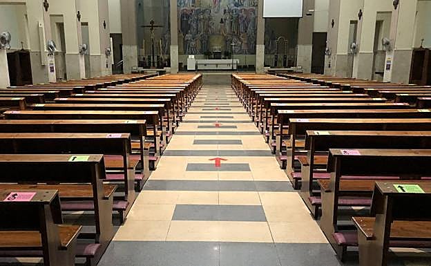 Bancos señalizados en la iglesia jienense de Cristo Rey. 