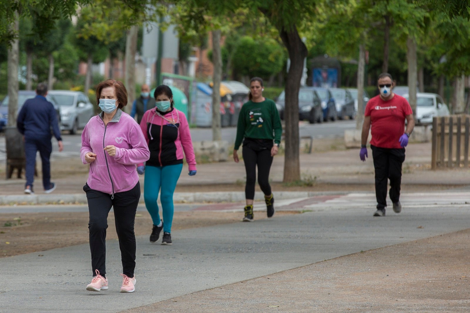 El cambio de tiempo y el cierre de tiendas deja el día con menos afluencia en las vías de la capital