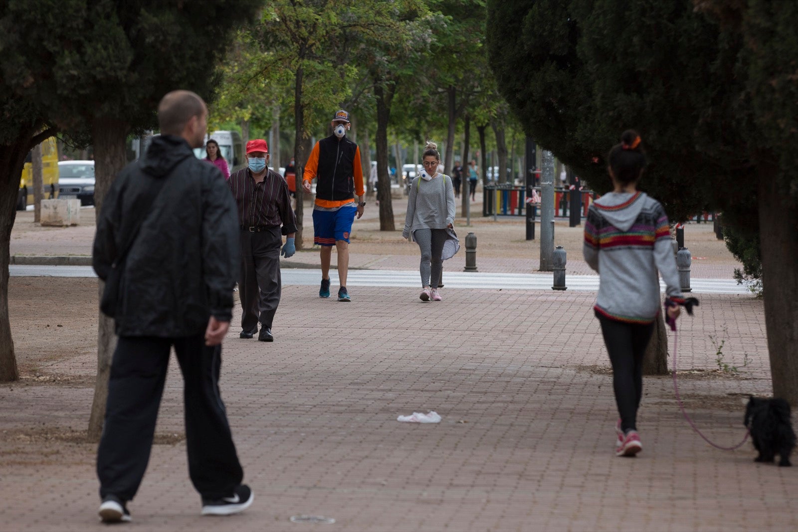 El cambio de tiempo y el cierre de tiendas deja el día con menos afluencia en las vías de la capital