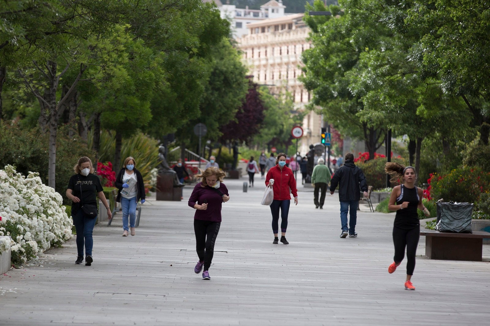 El cambio de tiempo y el cierre de tiendas deja el día con menos afluencia en las vías de la capital