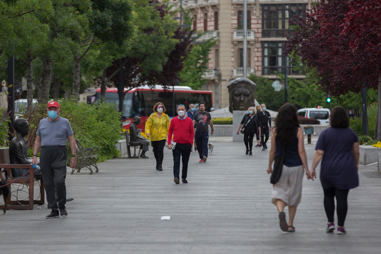 El cambio de tiempo y el cierre de tiendas deja el día con menos afluencia en las vías de la capital