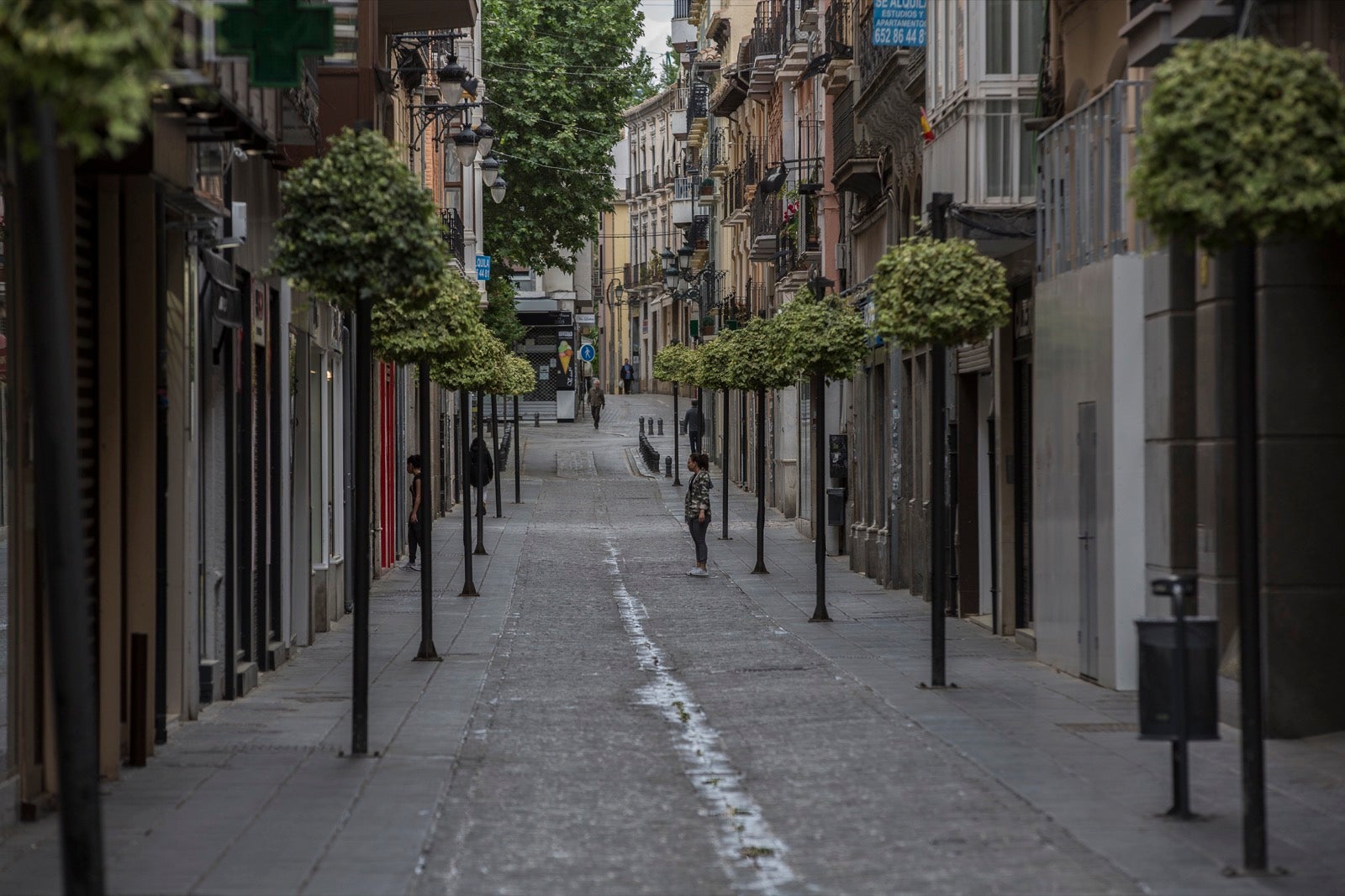 El cambio de tiempo y el cierre de tiendas deja el día con menos afluencia en las vías de la capital