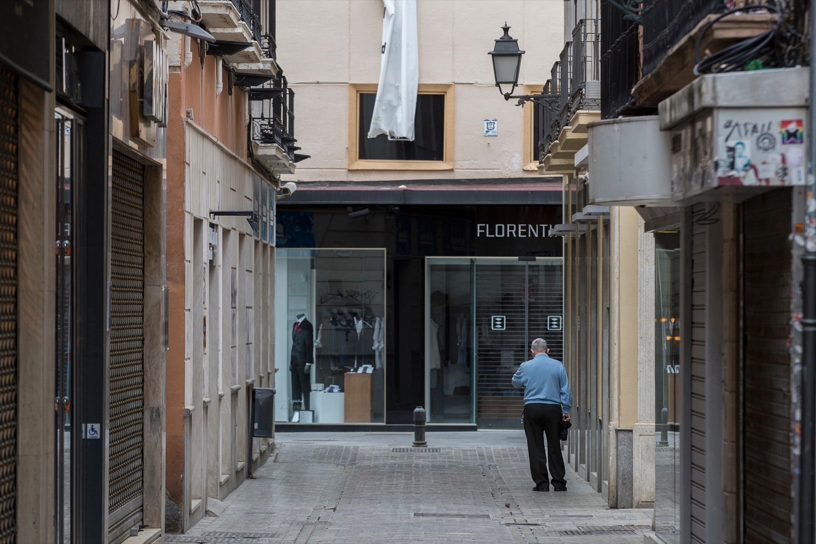 El cambio de tiempo y el cierre de tiendas deja el día con menos afluencia en las vías de la capital