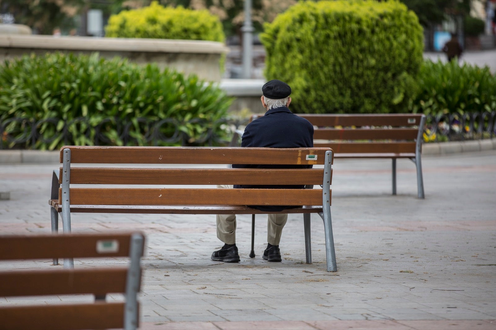 El cambio de tiempo y el cierre de tiendas deja el día con menos afluencia en las vías de la capital