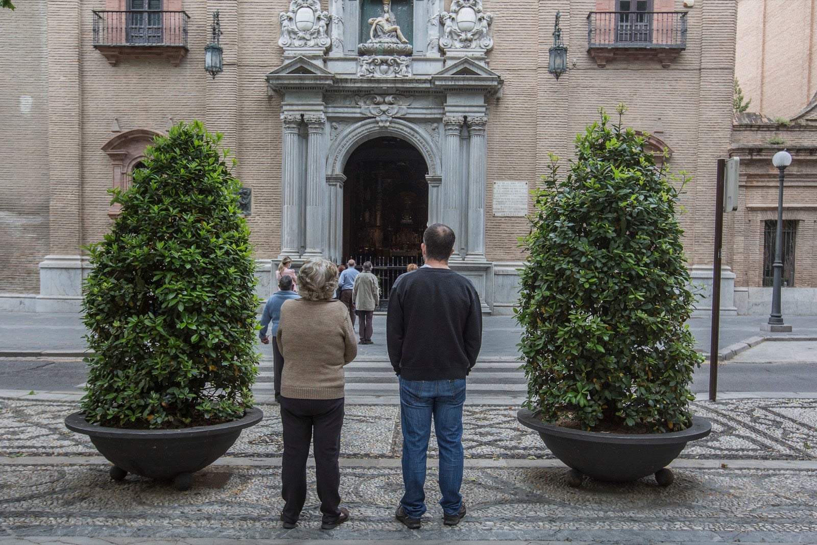 El cambio de tiempo y el cierre de tiendas deja el día con menos afluencia en las vías de la capital