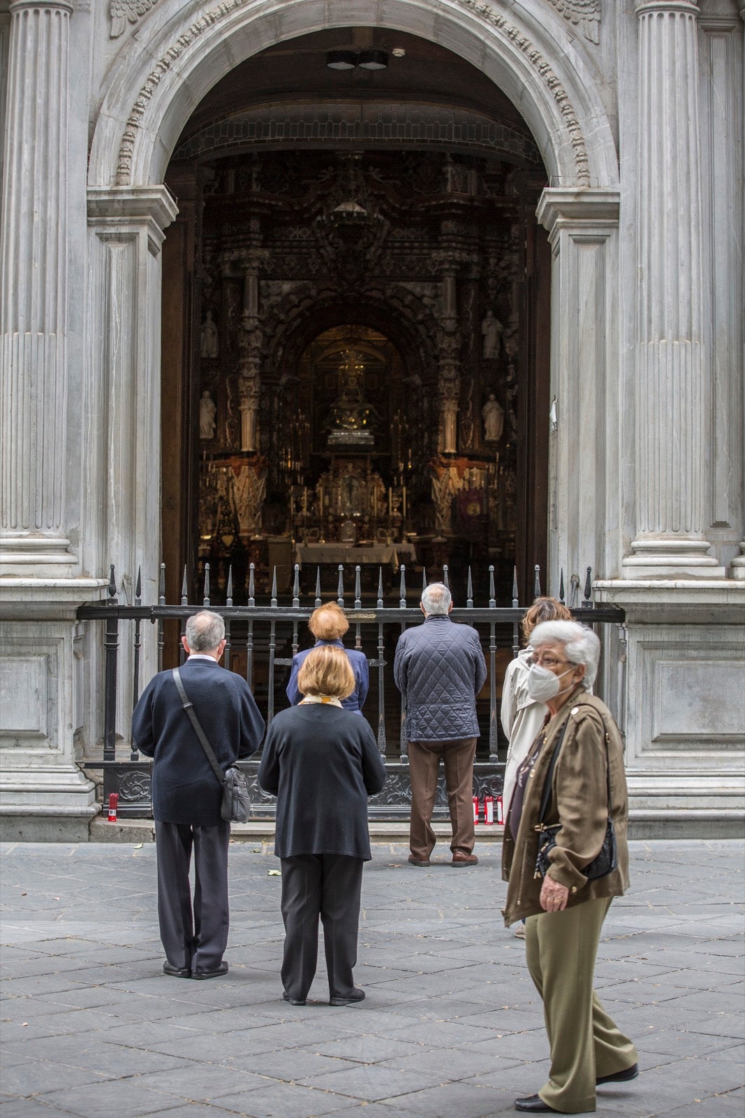 El cambio de tiempo y el cierre de tiendas deja el día con menos afluencia en las vías de la capital